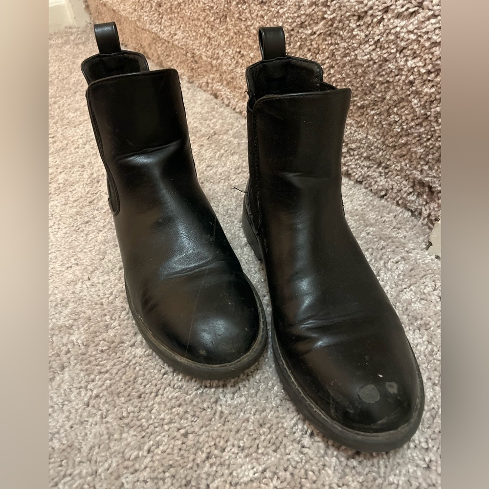Black weatherproof boots